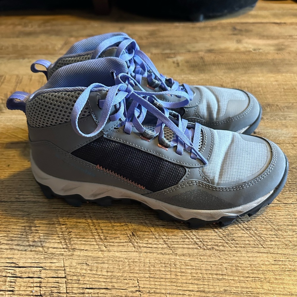 Women’s Columbia Flower Centre hiking sneaker- purple and gray- size 8